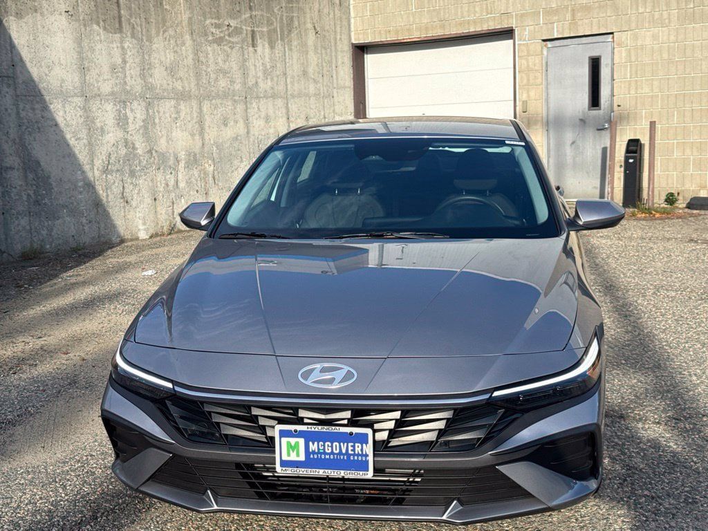 Certified 2025 Hyundai Elantra SE FWD image 10