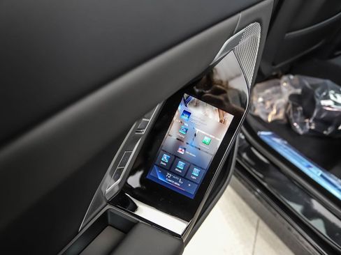 Used 2025 BMW i7 xDrive60 image 24