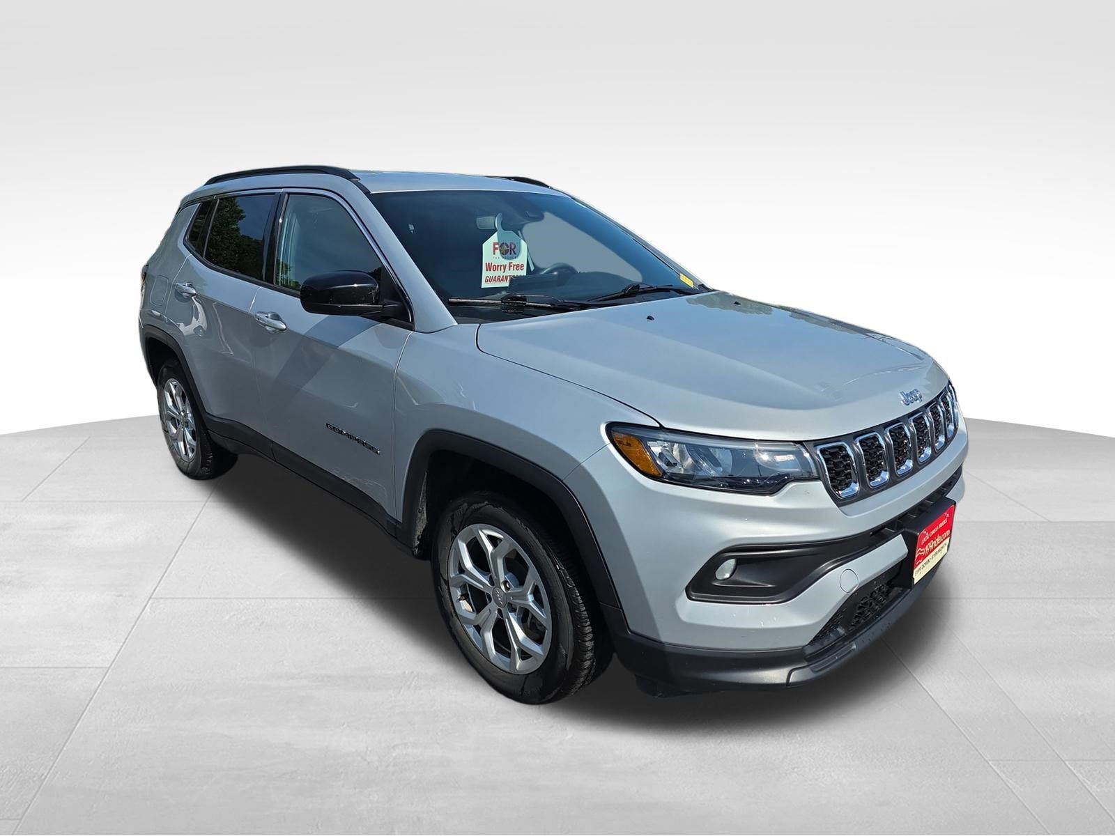 Used 2024 Jeep Compass Latitude AWD/4WD image 2