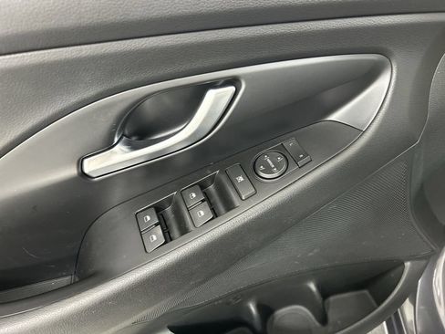 Used 2018 Hyundai Elantra GT FWD image 11