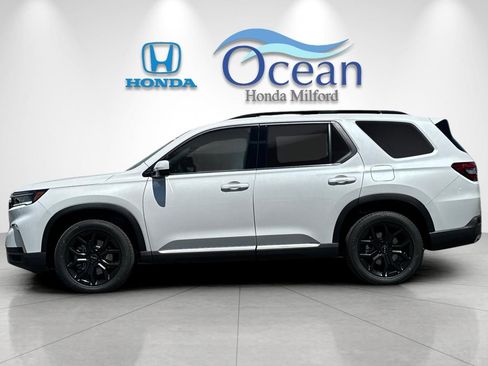 New 2025 Honda Pilot Touring image 2