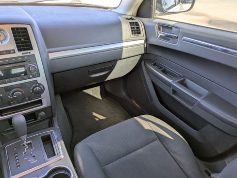 Used 2009 Chrysler 300 LX image 12