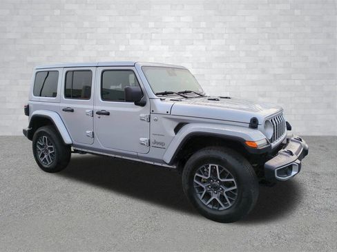 Used 2024 Jeep Wrangler Sahara image 2