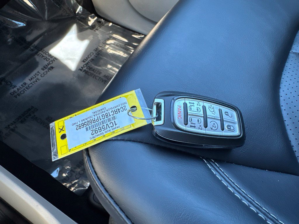 Used 2023 Chrysler Pacifica Touring-L FWD image 29