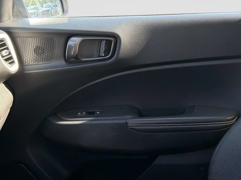 Used 2025 Hyundai Venue Limited FWD image 22
