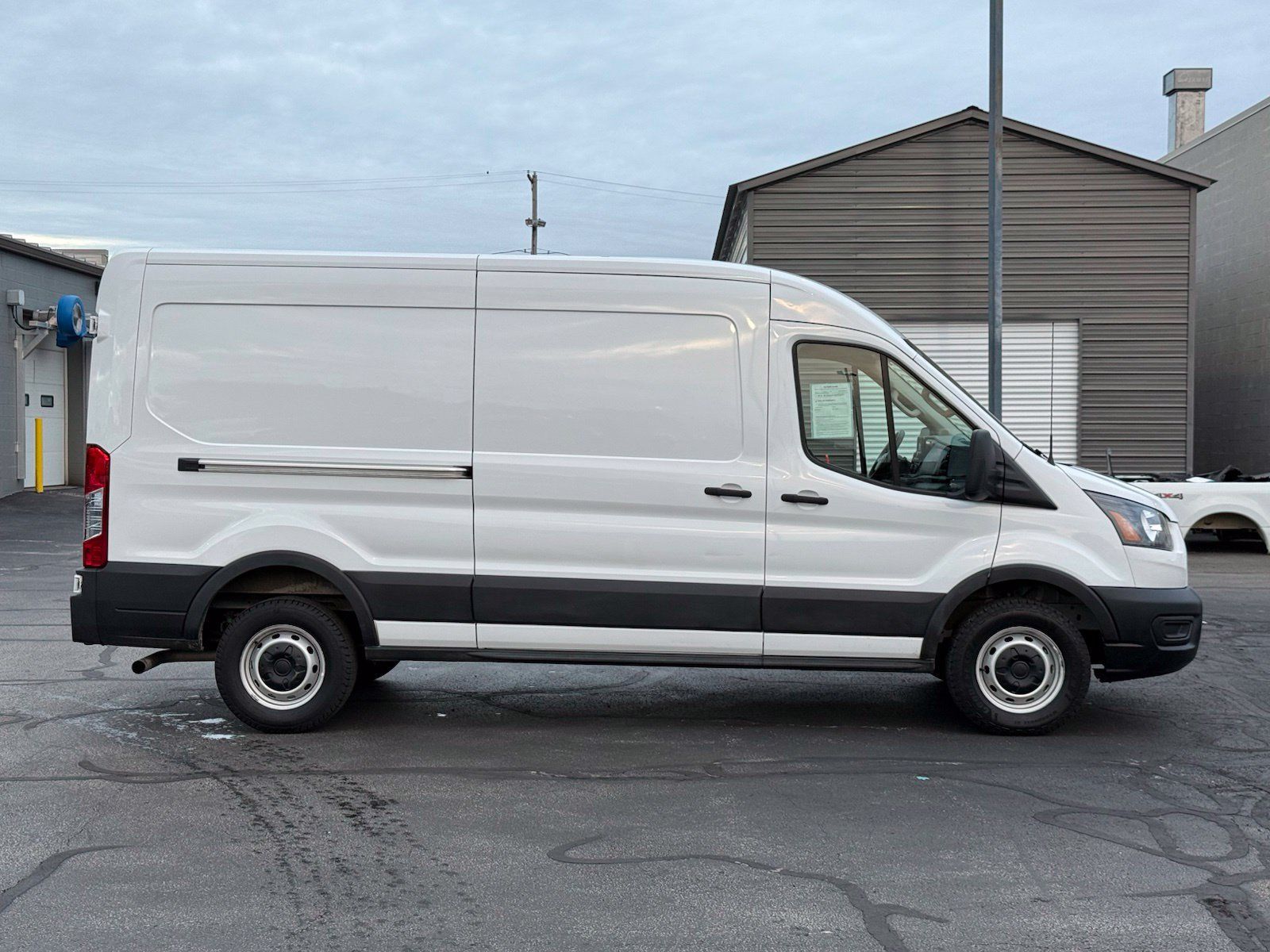 Used 2025 Ford Transit 250 148 Medium Roof RWD image 3