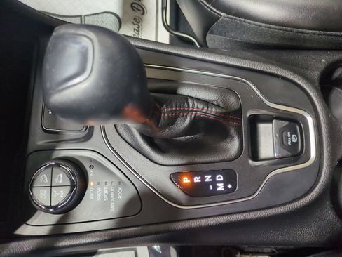 Used 2019 Jeep Cherokee Trailhawk w/ Cold Weather Group AWD/4WD image 20