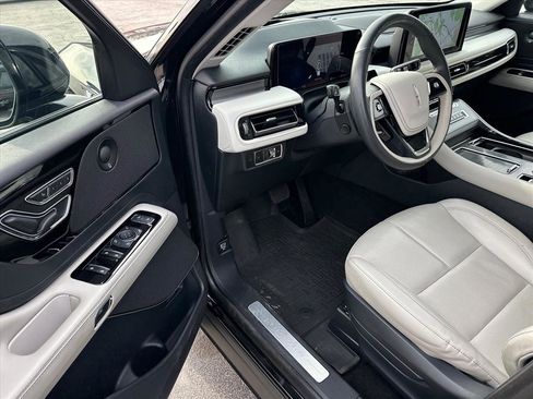 Used 2025 Lincoln Aviator AWD w/ Jet Appearance Package image 9