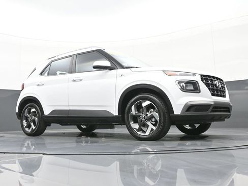 Certified 2025 Hyundai Venue SEL image 42