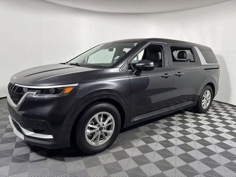 Used 2024 Kia Carnival LX image 2