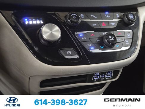 Used 2023 Chrysler Pacifica Touring-L FWD image 25