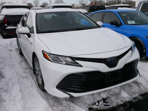 Used 2020 Toyota Camry LE image 3