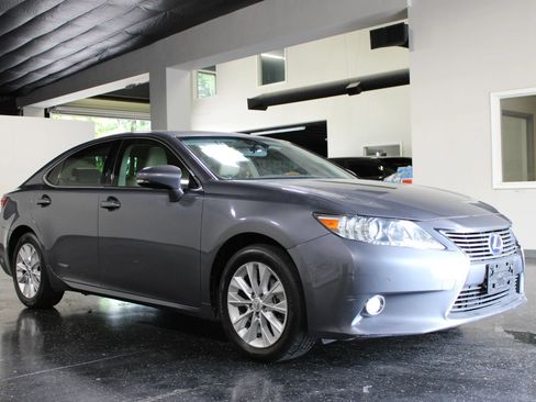 Used 2013 Lexus ES 300h w/ Luxury Pkg FWD image 1