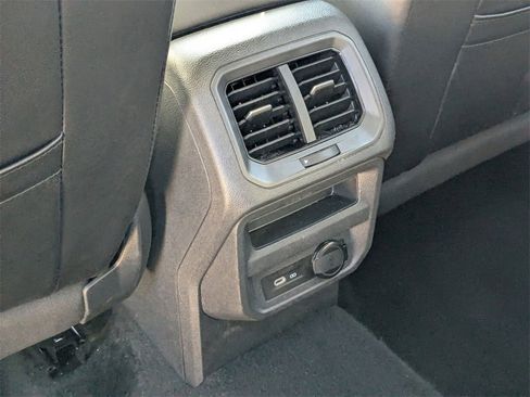 Used 2024 Volkswagen Tiguan SE image 27