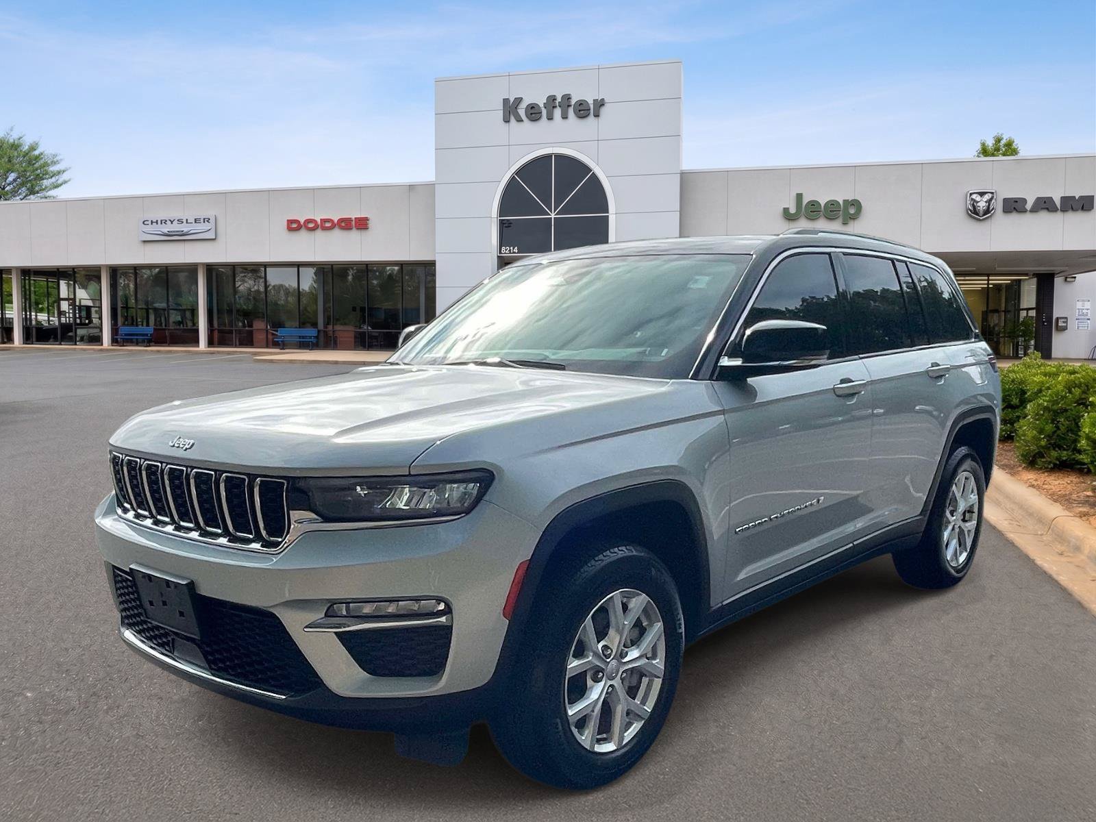 Used 2023 Jeep Grand Cherokee Limited AWD/4WD image 1