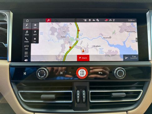 Certified 2025 Porsche Macan image 16