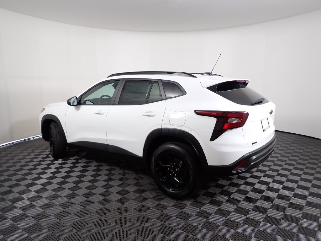 New 2026 Chevrolet Trax LT w/ Midnight Edition FWD image 11