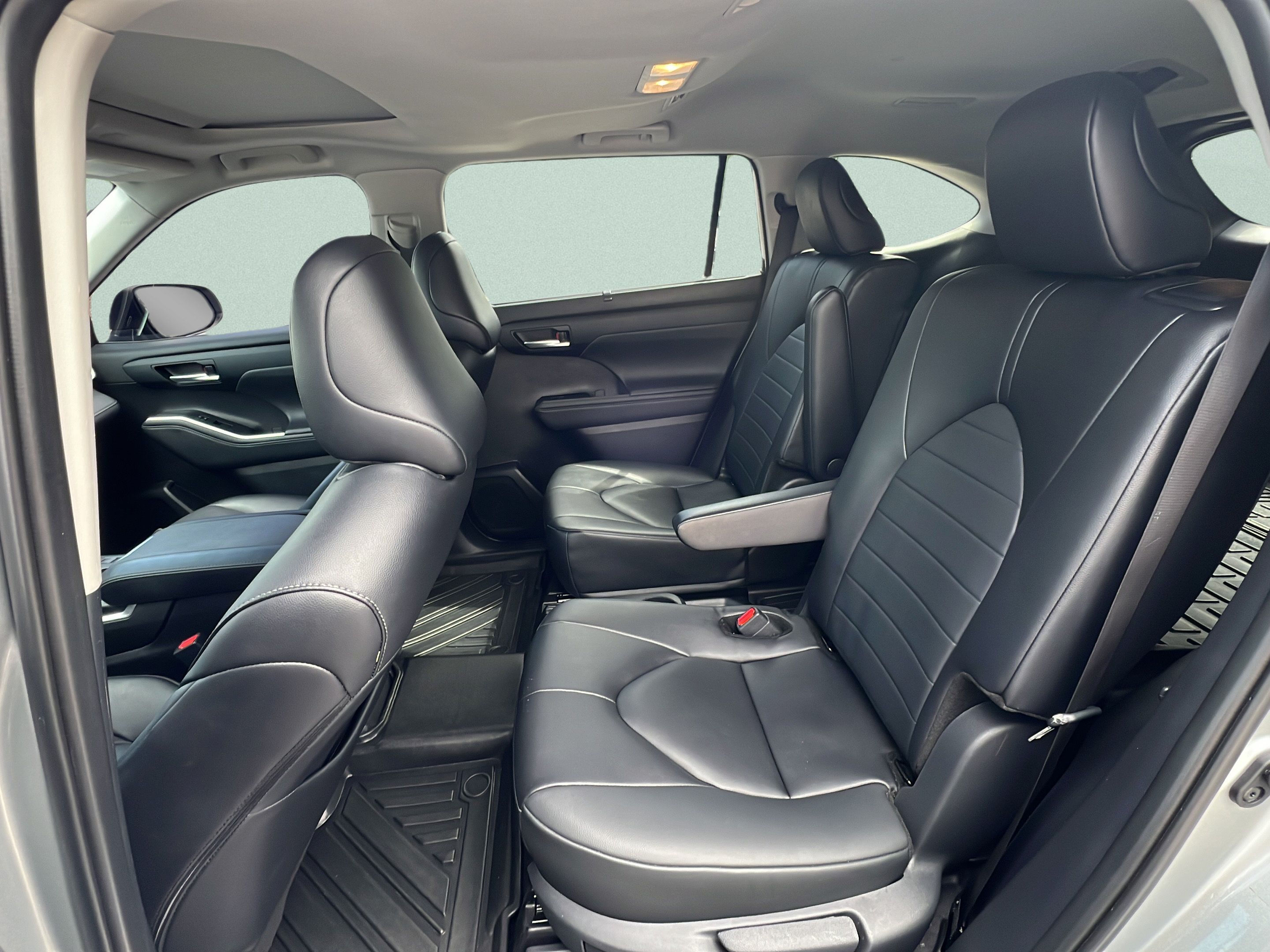 Used 2024 Toyota Highlander XLE FWD image 10