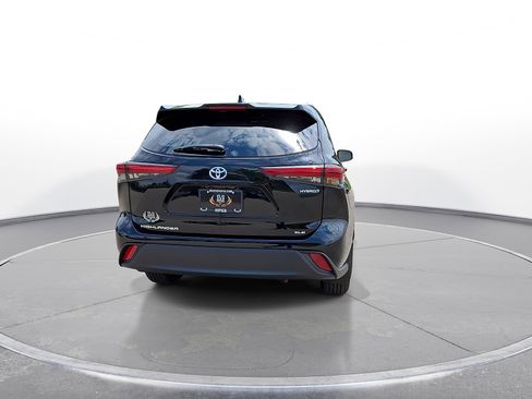 Used 2023 Toyota Highlander XLE AWD/4WD image 7