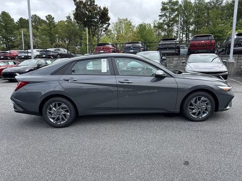 Used 2025 Hyundai Elantra Blue image 8