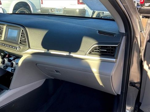 Used 2019 Hyundai Elantra SE image 16