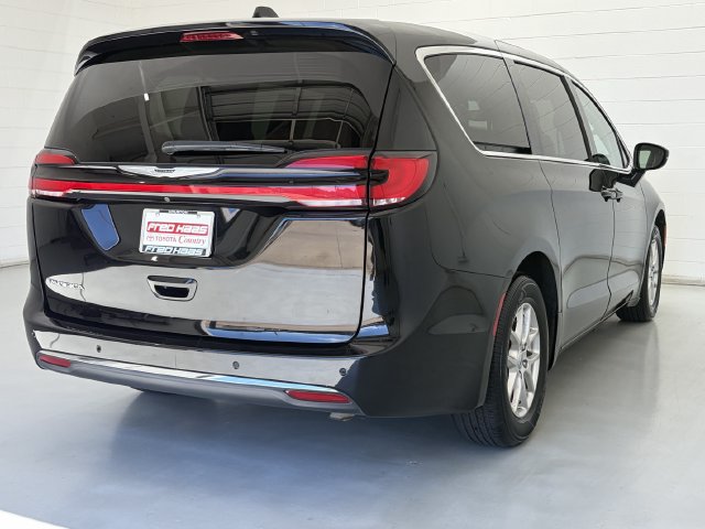 Used 2024 Chrysler Pacifica Touring-L FWD image 7
