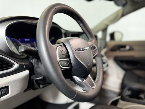 Used 2024 Chrysler Pacifica Touring-L image 13