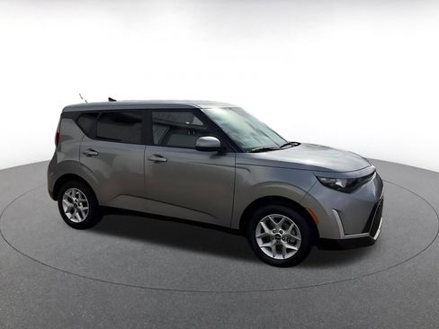 Used 2025 Kia Soul LX w/ LX Technology Package image 2