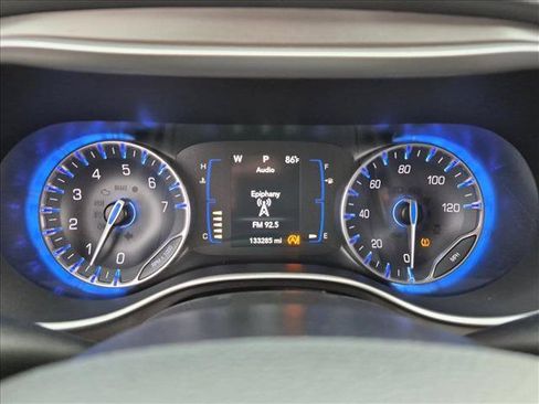 Used 2020 Chrysler Pacifica Touring-L FWD image 10