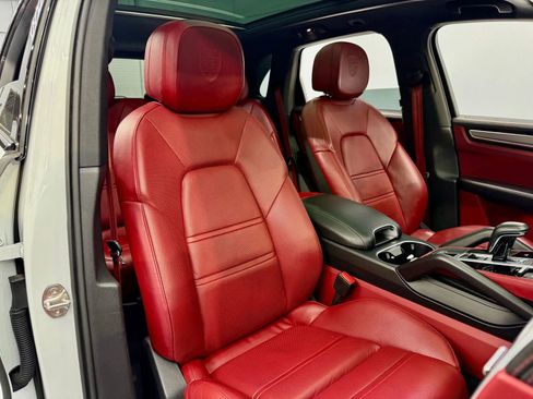 Used 2022 Porsche Cayenne Platinum Edition w/ Premium Package Plus image 4