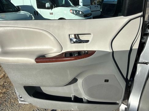 Used 2012 Toyota Sienna XLE w/ Premium Pkg AWD/4WD image 43