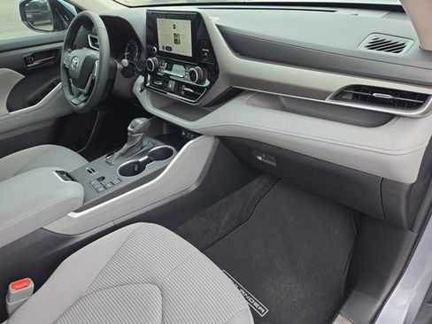 Used 2023 Toyota Highlander LE image 22