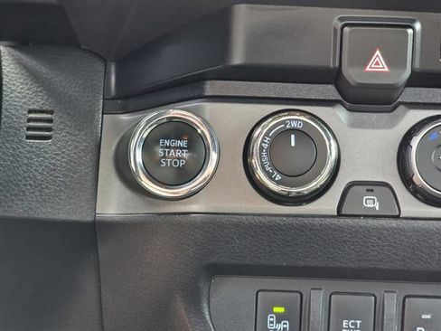 Used 2020 Toyota Tacoma TRD Off-Road w/ Advanced Technology Package AWD/4WD image 21