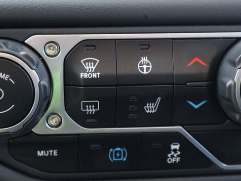 Used 2025 Jeep Wrangler Unlimited Sahara AWD/4WD image 23