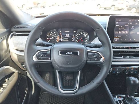 Used 2025 Jeep Compass Latitude w/ Sun & Sound Group AWD/4WD image 23