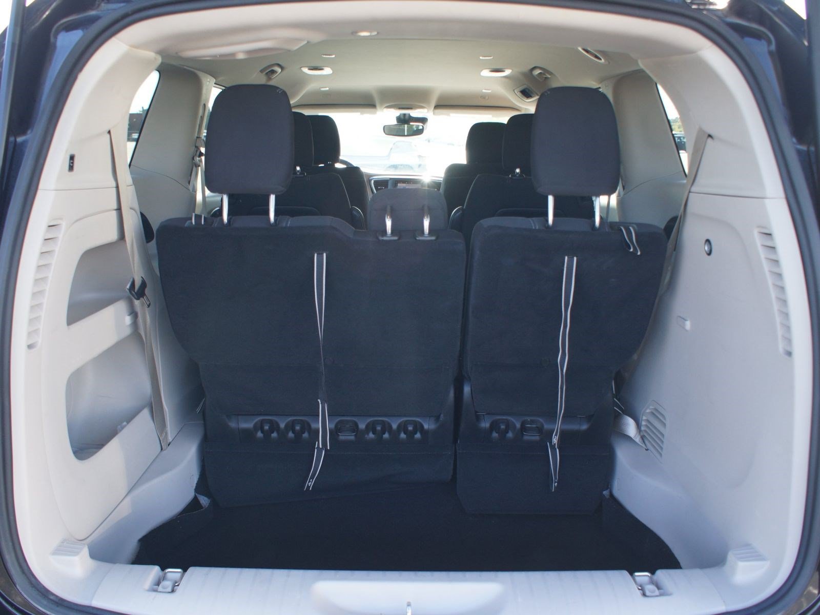 Used 2023 Chrysler Voyager LX FWD image 16