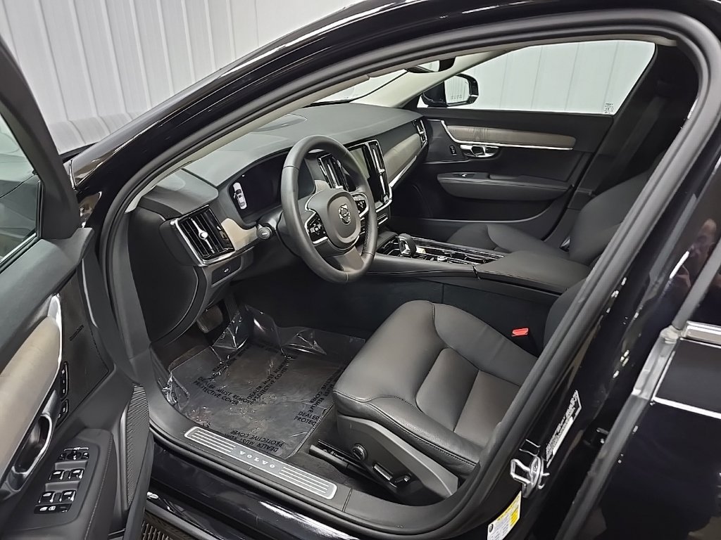 Used 2025 Volvo S90 B6 Plus AWD/4WD image 30