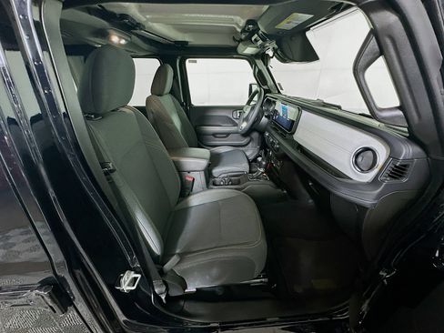 Used 2025 Jeep Wrangler Sahara image 31