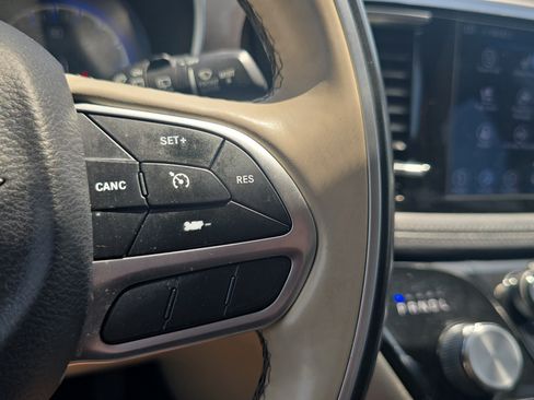 Used 2018 Chrysler Pacifica Limited FWD image 23