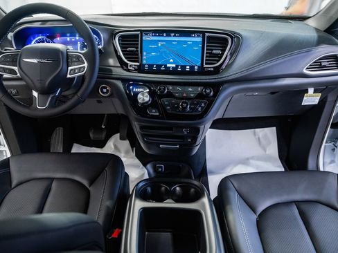 New 2026 Chrysler Pacifica Select image 18