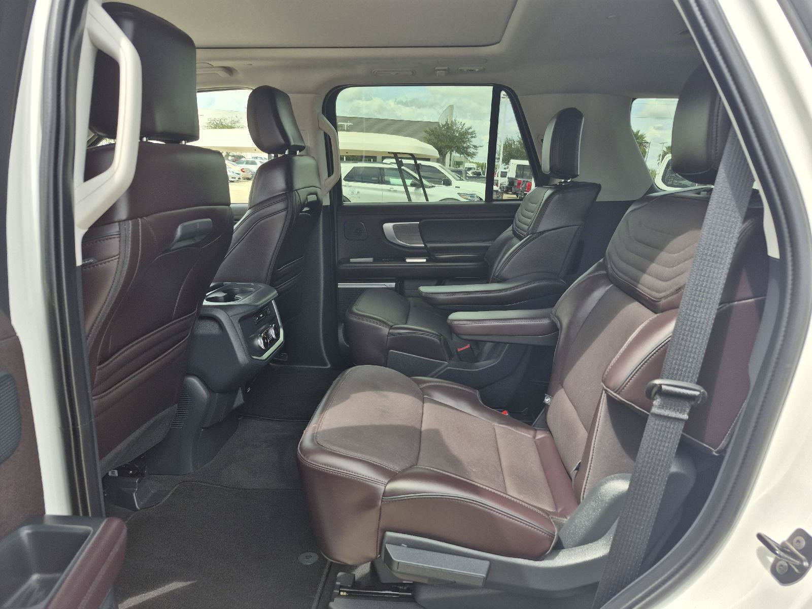 Used 2025 Ford Expedition Platinum w/ Platinum Ultimate Package AWD/4WD image 12