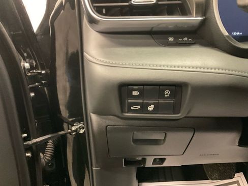 Used 2023 Toyota Highlander Limited image 22