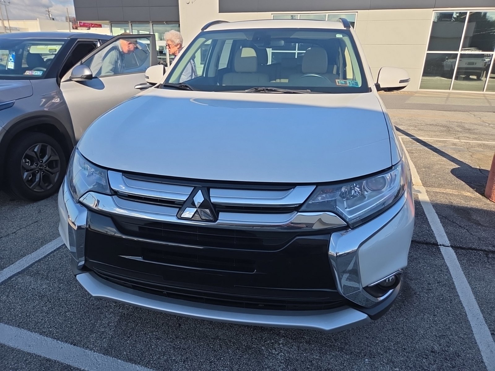 Used 2016 Mitsubishi Outlander SEL AWD/4WD image 2