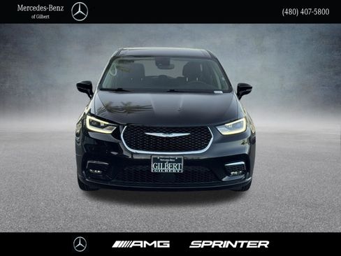 Used 2024 Chrysler Pacifica Touring-L image 2