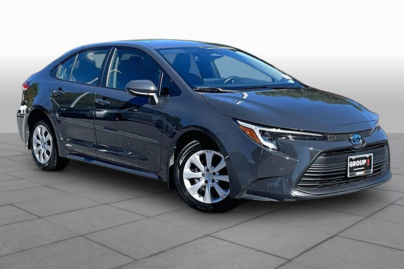 Used 2025 Toyota Corolla LE AWD/4WD image 3