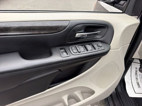 Used 2018 Dodge Grand Caravan SE FWD image 14