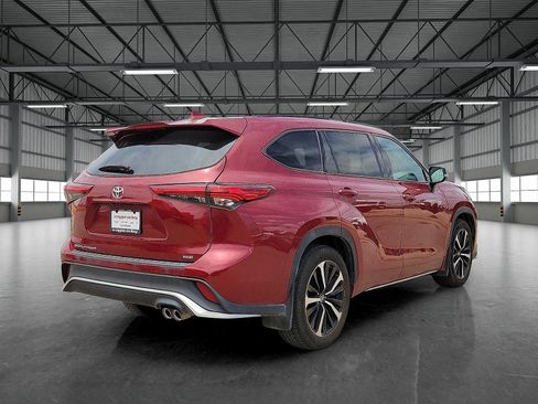 Used 2022 Toyota Highlander XSE FWD image 4
