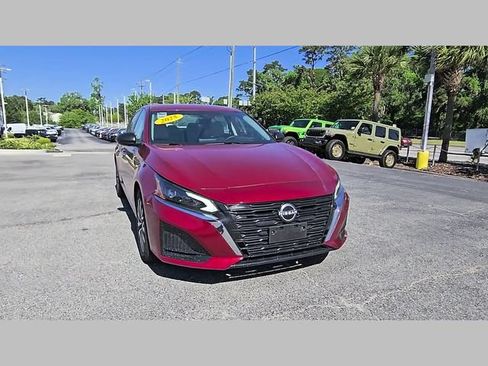 Used 2025 Nissan Altima 2.5 SV FWD image 35