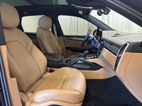 Used 2023 Porsche Cayenne Platinum Edition image 34