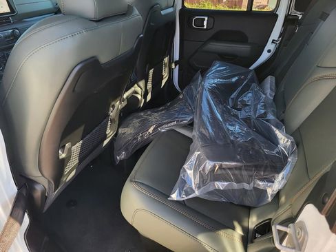 New 2025 Jeep Gladiator Mojave image 11